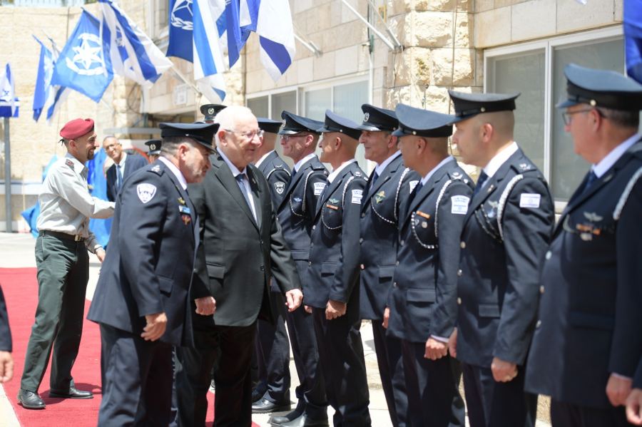 ريفلين ينهي ولايته بجولة وداع من الشرطة